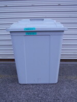 コンテナとあわせてごみの回収に使用します。