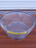 汁物の食べ残しなど、水分と固形物を分けるのに便利です。(バケツとセットで使います)